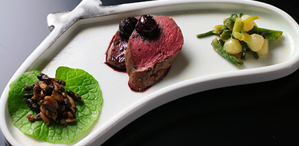 口取三品（地蜂の子甘辛煮・鹿肉のロティブルーベリーソース添え・のびるの酢味噌合え）